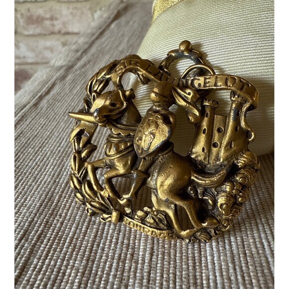 Vintage Brass Knight Plaque Keychain Featuring Sir Launcelot On Horse With Castl - Picture 1 of 12